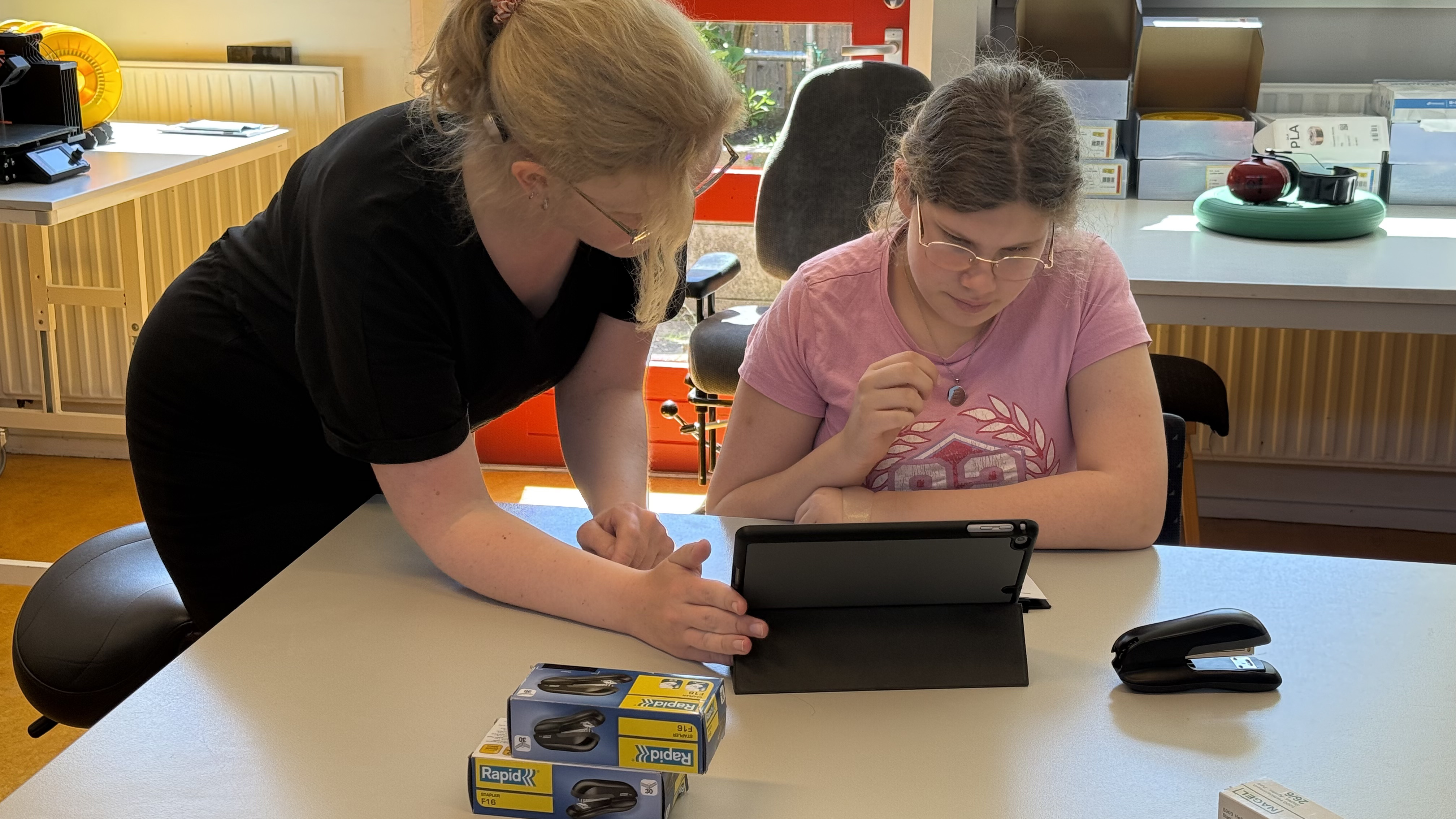 Leerling en docent in gesprek over ontwikkeling binnen het praktijkonderwijs met ondersteuning van Doen In, het leerlingvolgsysteem.